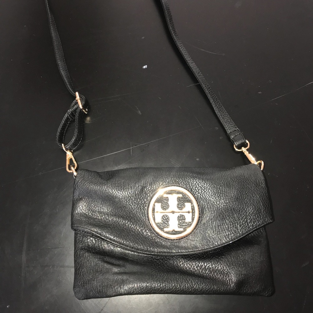 Tory Burch cross body bag with adjustable strap.